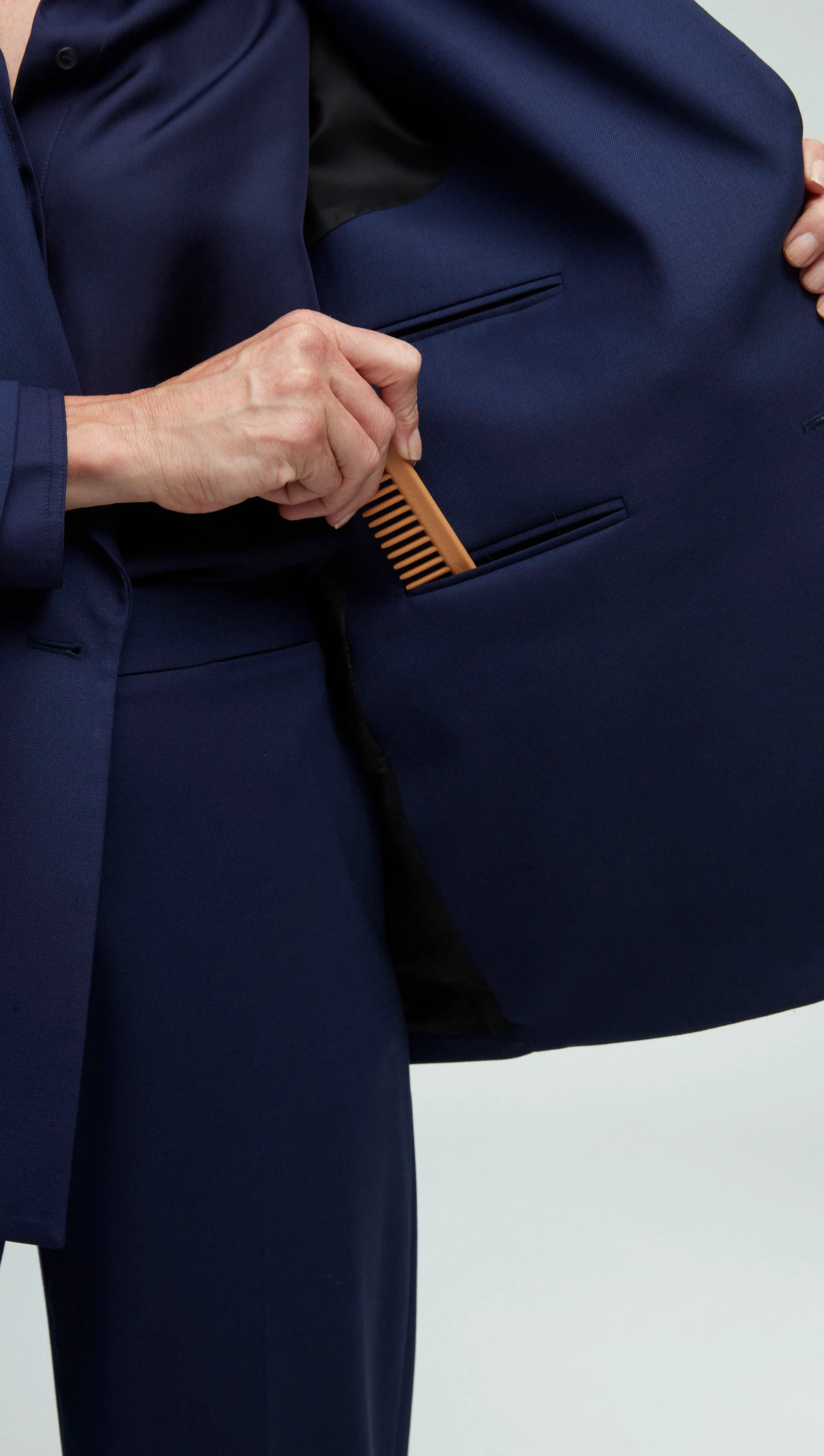 Peak Lapel Blazer in Seasonless Wool | Navy - Image 7