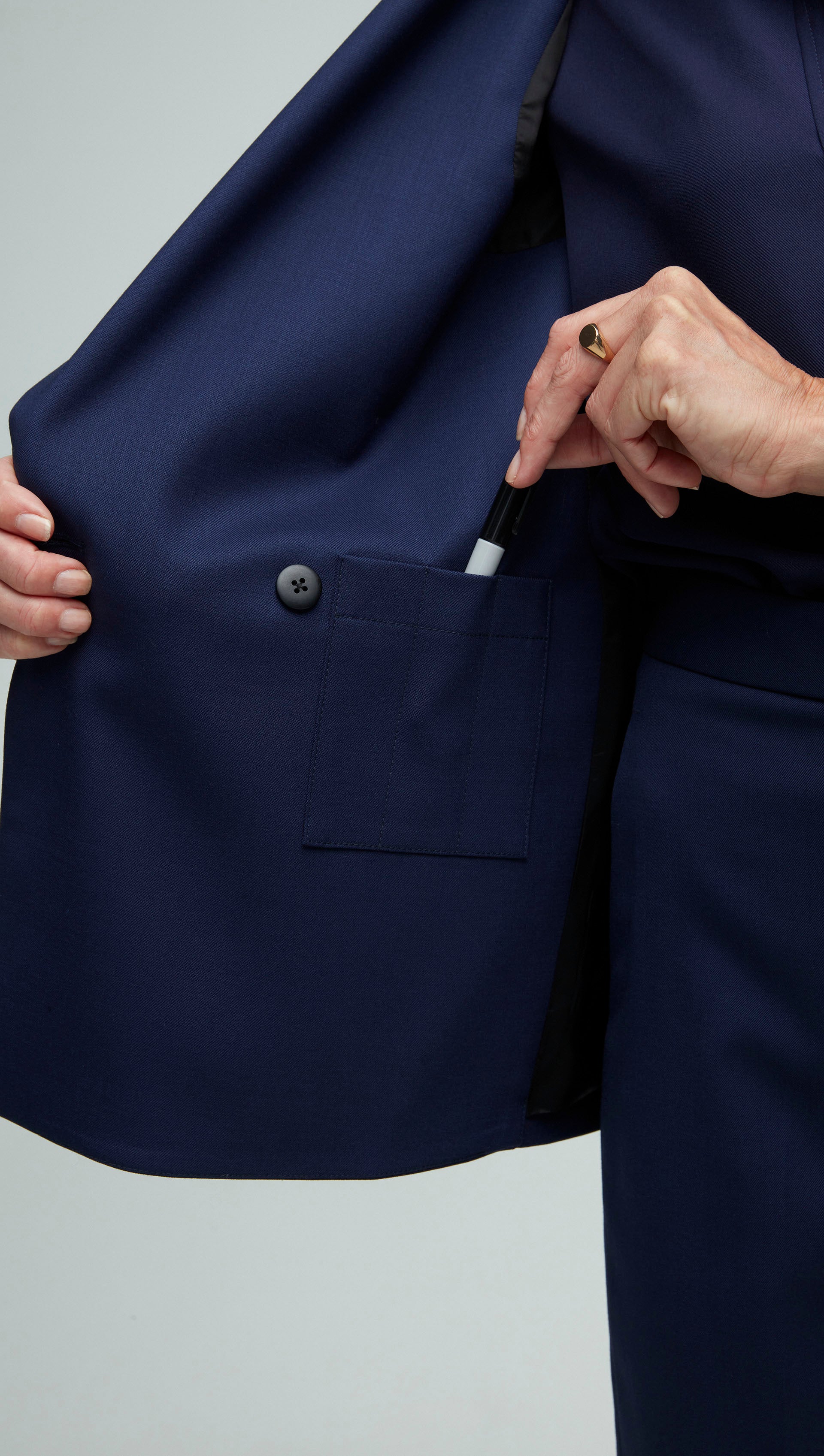 Peak Lapel Blazer in Seasonless Wool | Navy - Image 8