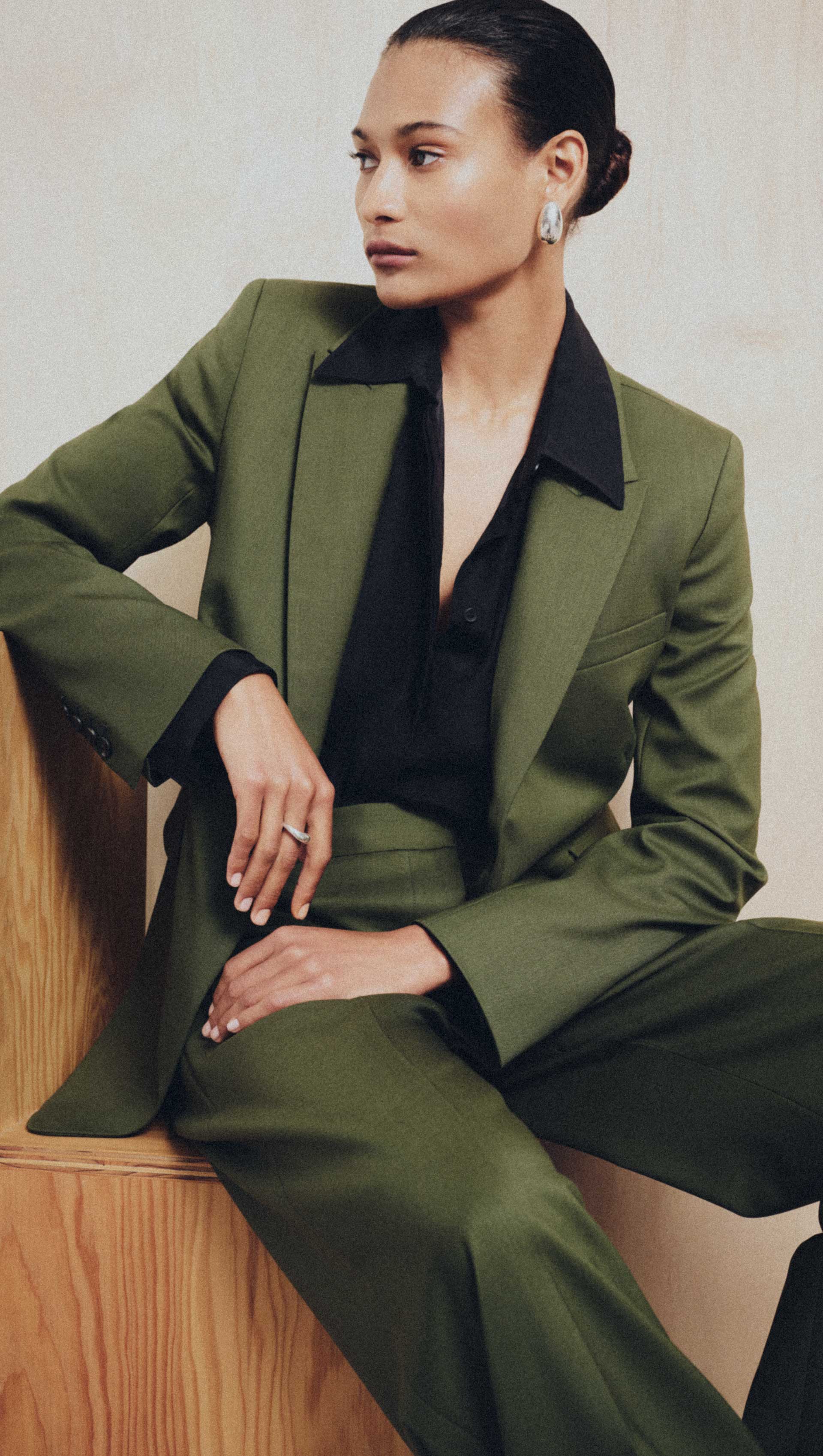 Single Button Blazer in Seasonless Wool | Olive - Image 10