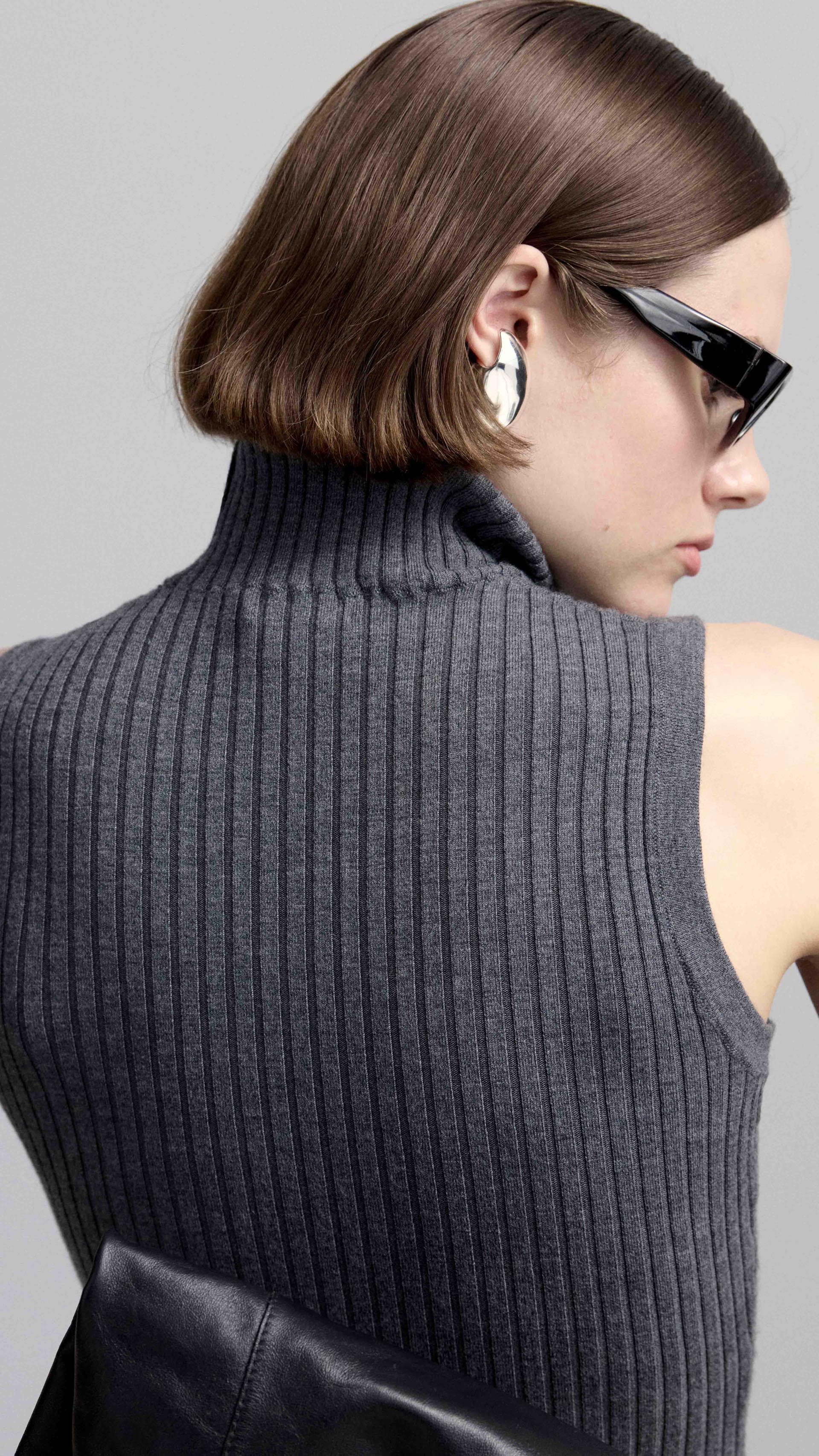 Sleeveless Turtleneck in Stretch Wool | Grey - Image 5